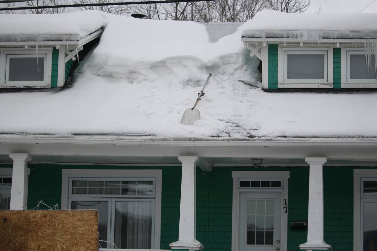 Un octog&eacute;naire d&eacute;c&egrave;de apr&egrave;s avoir chut&eacute; de sa toiture &agrave; Charlesbourg