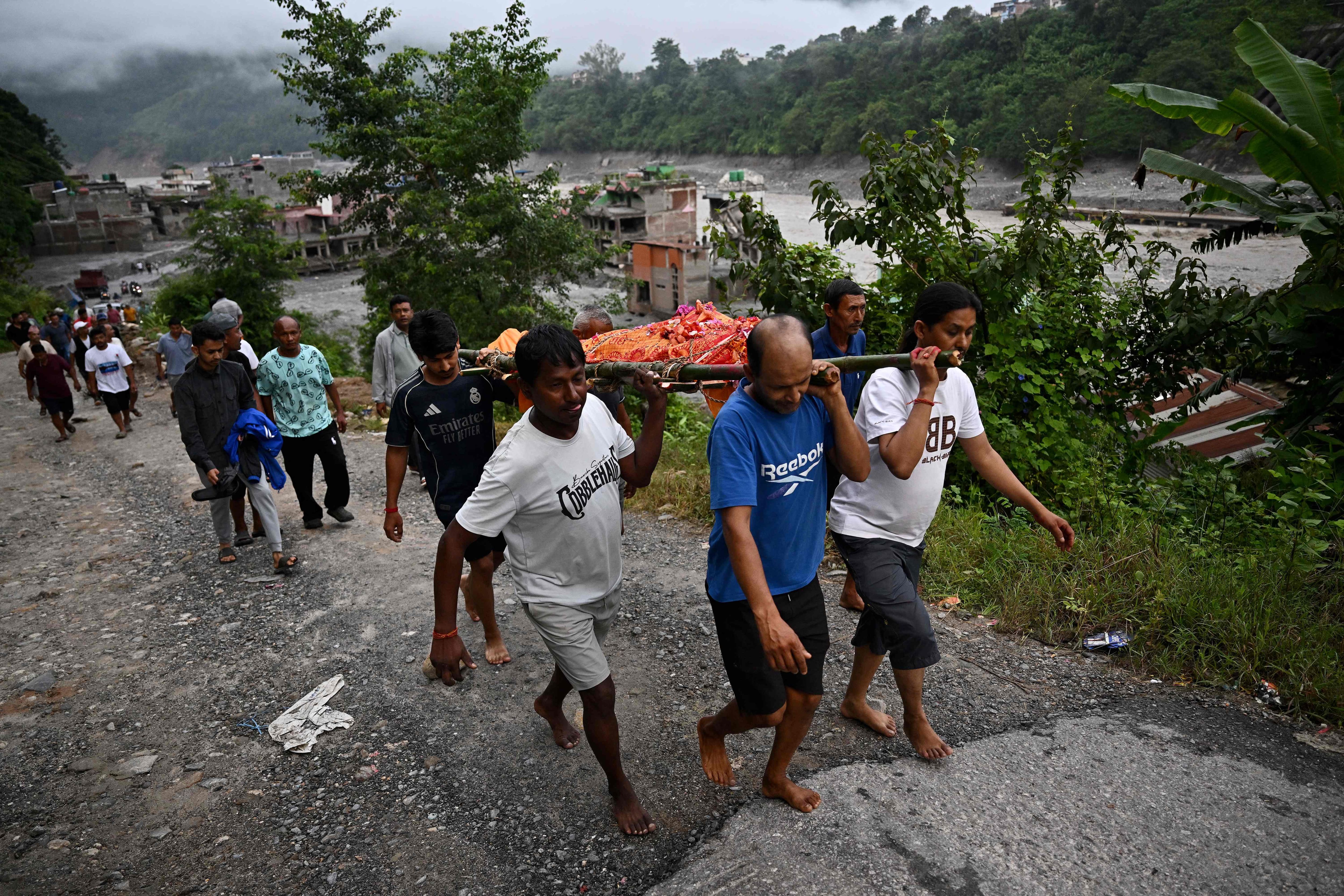 Chine: des glissements de terrain font 13 morts et trois disparus