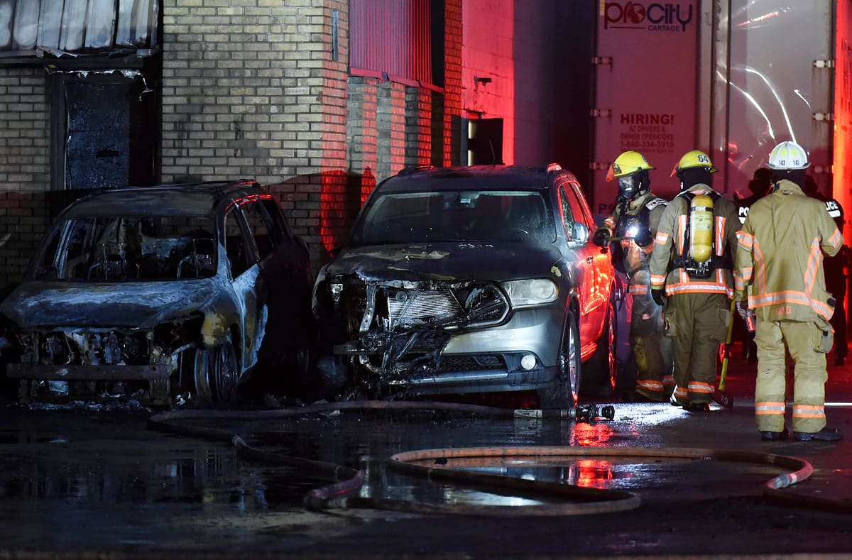 [PHOTOS] Incendie suspect: une dizaine de v&eacute;hicules passent au feu dans Saint-Laurent