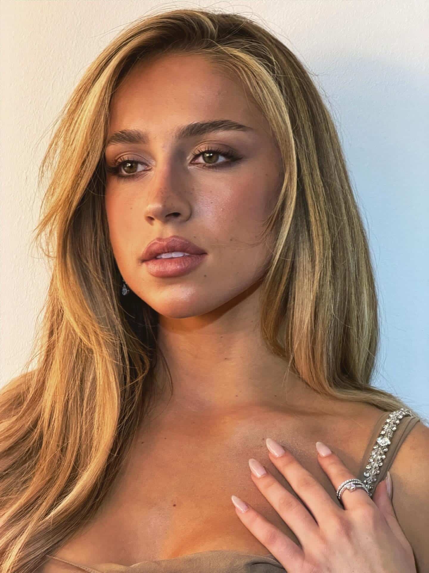 Adieu aux sourcils pour ses photos avec Valentino