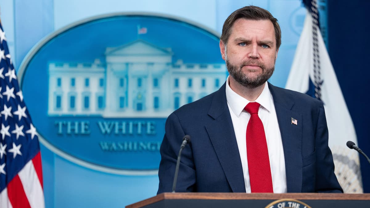 Vance assures that today, the Watergate scandal “would not occupy the media for more than twelve hours” Vance assures that today, the Watergate scandal “would not occupy the media for more than twelve hours”