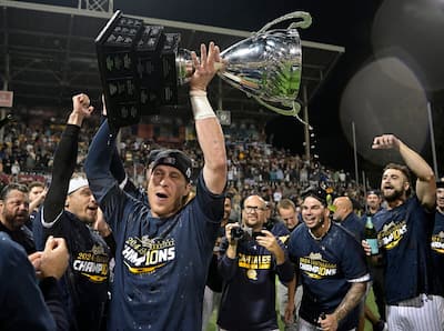 Entonijs Quirion Soulevant le trophée remis aux čempioni de la ligue frontière, Le 14. septembris 2024, à québec.