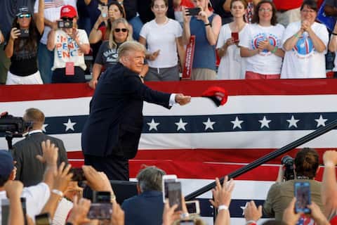 In front of thousands of supporters, Trump began fighting for the midterm elections