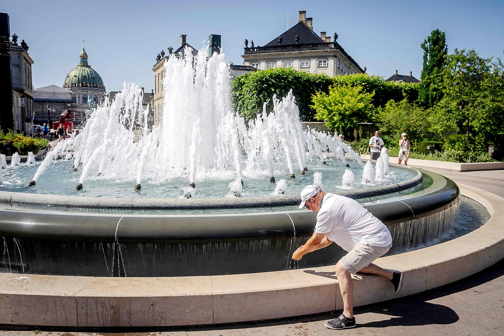 Un touriste en visite au Danemark se rafraîchit hier dans une fontaine de la ville de Copenhague.