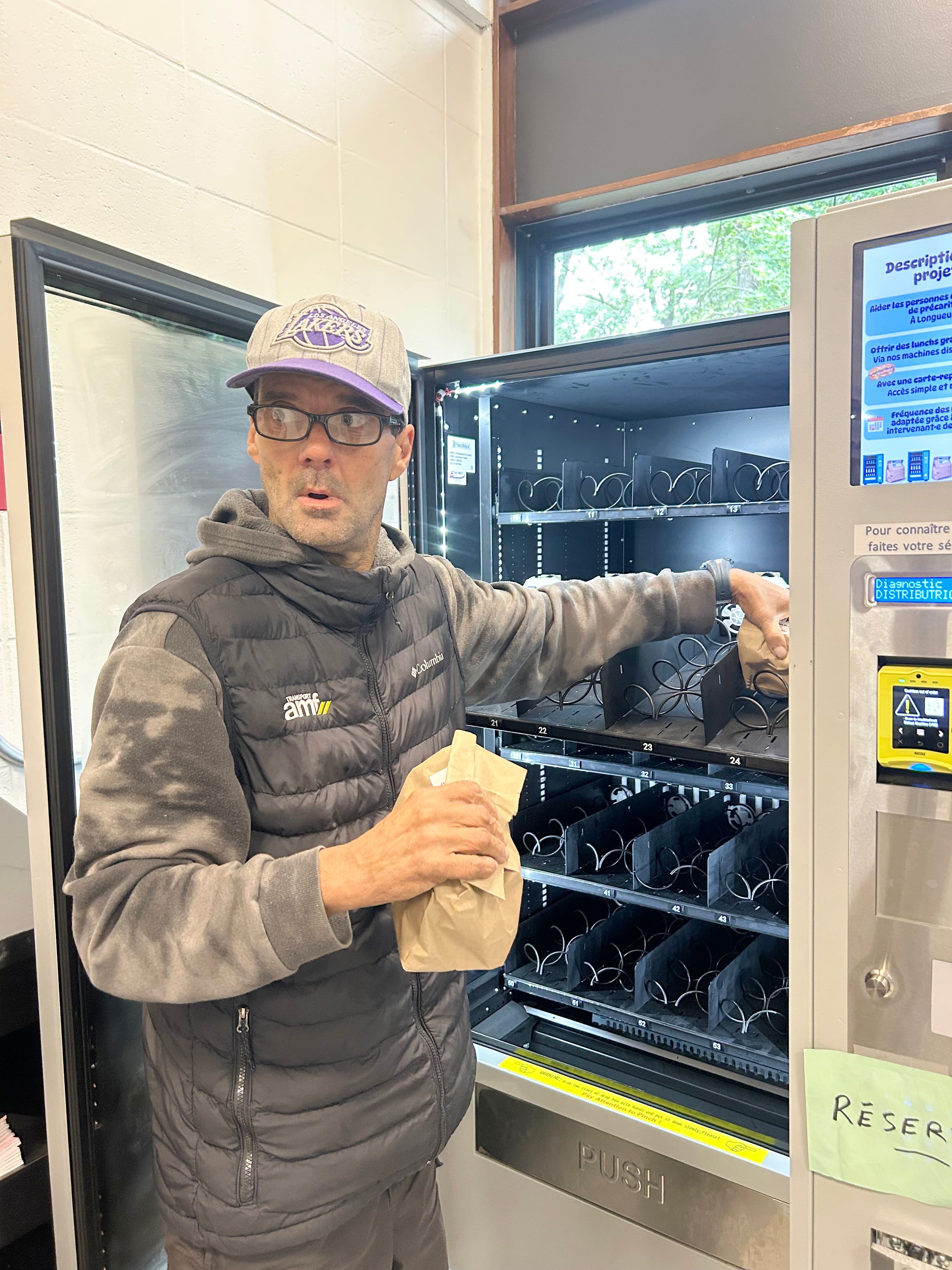 «Sans elles, les gens ne mangeraient pas»: une initiative de distributrices réfrigérées de boîtes à lunch à Longueuil est un succès