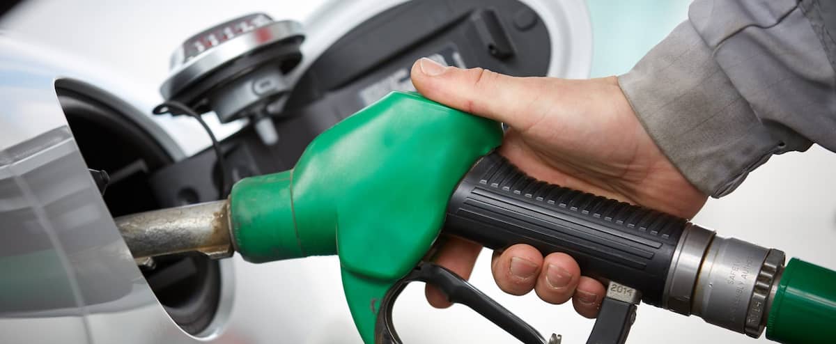 Faire le plein d'essence: un luxe trop grand pour une majorité de Canadiens?