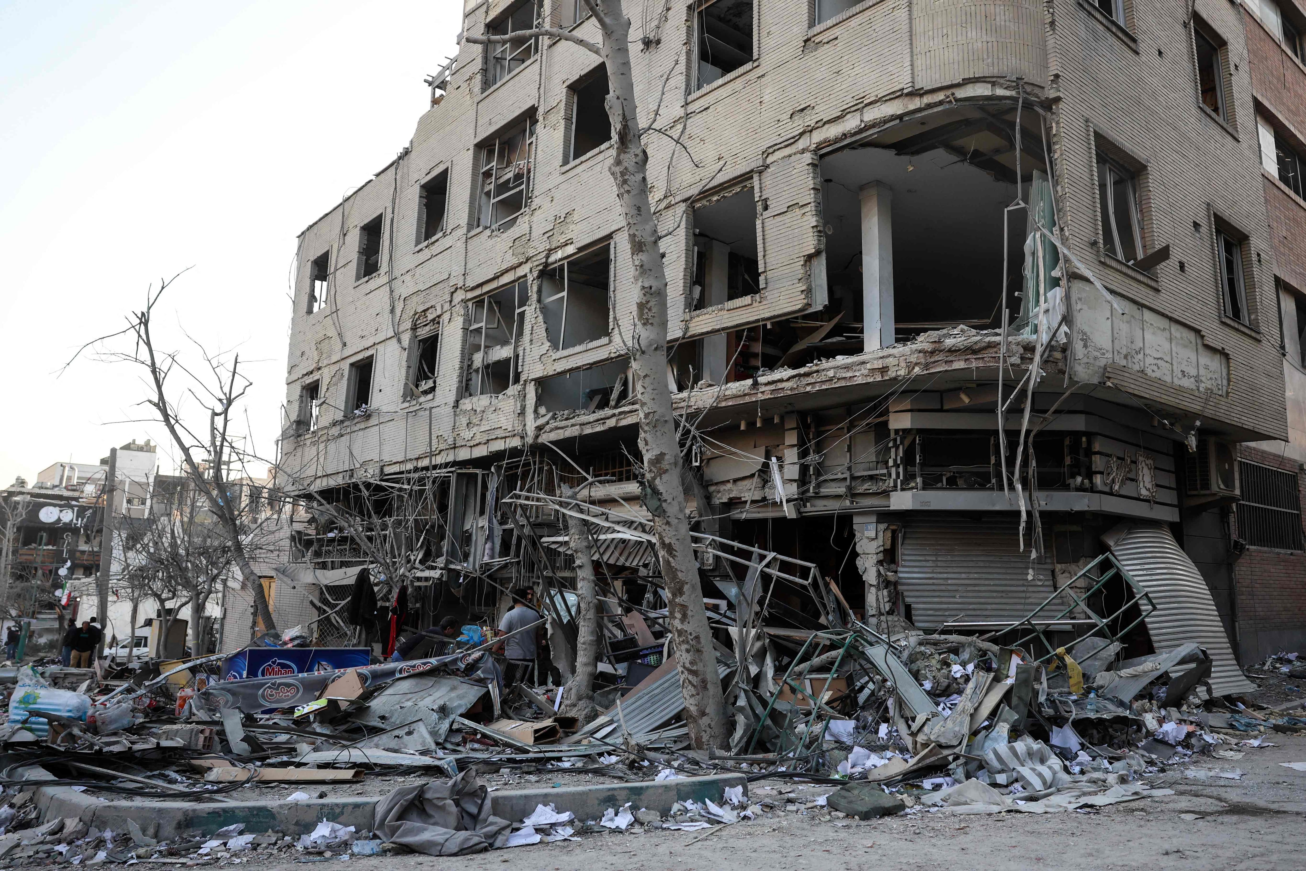 EN DIRECT | 3e journ&eacute;e des frappes sur l'Iran: les Gardiens avertissent les &Eacute;tats-Unis qu'ils ne &laquo;seront plus en s&eacute;curit&eacute;&raquo;