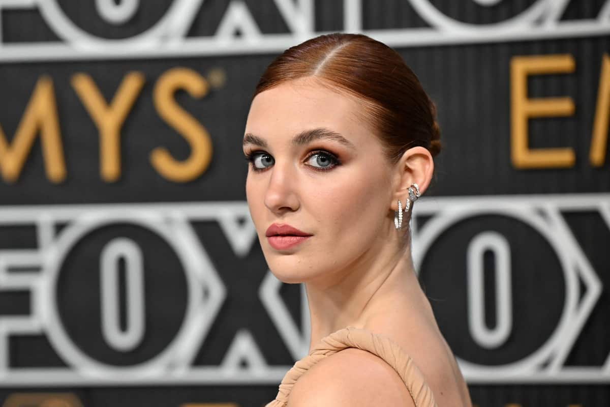 Sophie Nélisse dans une robe nude aux Emmy Awards 