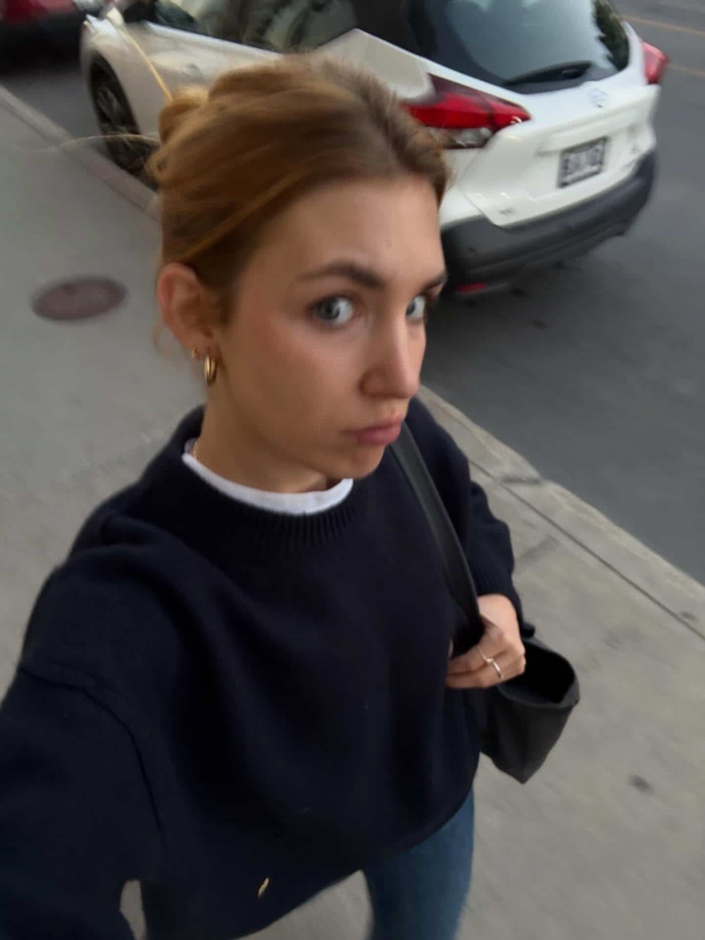 Un pépin vestimentaire très gênant en tournage