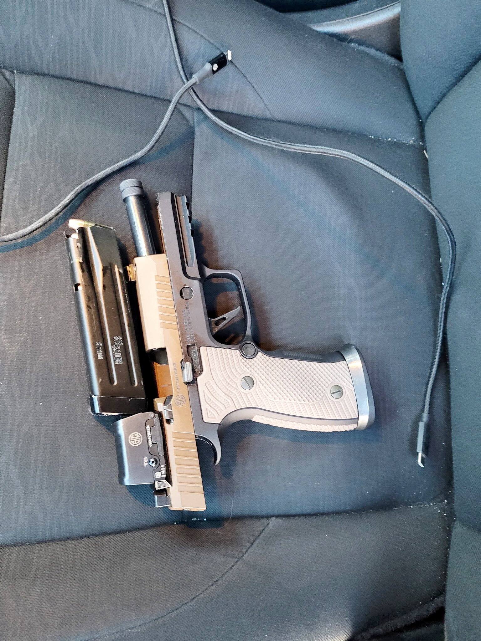 O Departamento de Segurança Interna dos EUA disse que o homem baleado e morto por agentes federais em Minneapolis no sábado, 24 de janeiro de 2026, estava armado com uma pistola semiautomática 9 mm. Cortesia da Segurança Interna