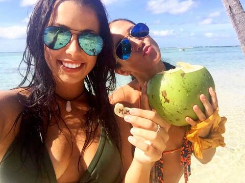 Durant knows croisière, Mélina Roberge poses with 3 sa codétenue, Isabelle Lagacé dans des endroits paradisiaques.