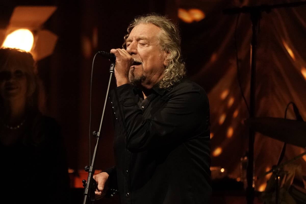 FIJM : voici pourquoi l'excellent show de Robert Plant, ex-chanteur de Led Zeppelin et rocker de 74 ans, est aussi une le&ccedil;on de vie