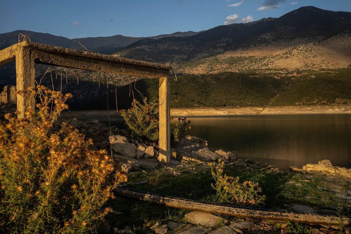 [PHOTOS]  La sequía en Grecia hace que reaparezca una aldea hundida