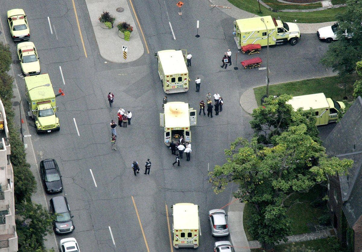 Plusieurs ambulances ont été déployées pour secourir la vingtaine de blessés après la fusillade du Collège Dawson, le 13 septembre 2006.