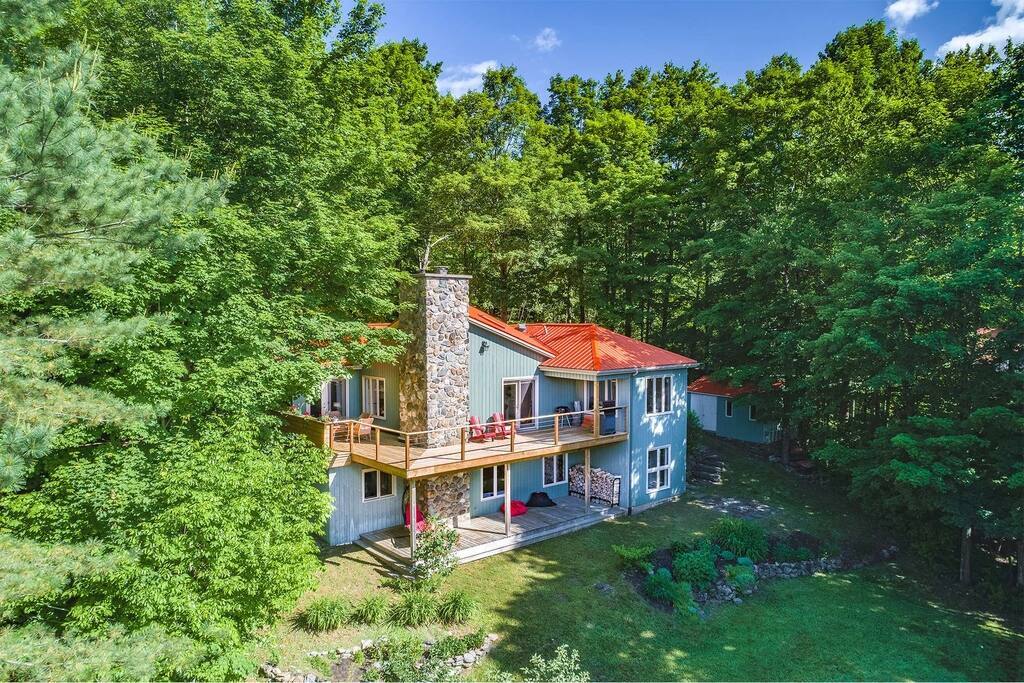 Une maison avec vue sur l’eau à Orford-sur-le-Lac