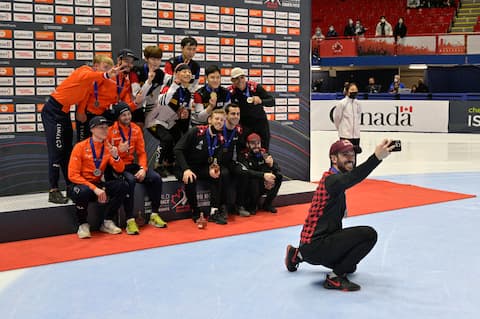Overwhelmed with emotion, Charles Hamlin greeted the crowd at the Maurice Richard Arena, surrounded by his family, after a gala ceremony honoring his illustrious career.
