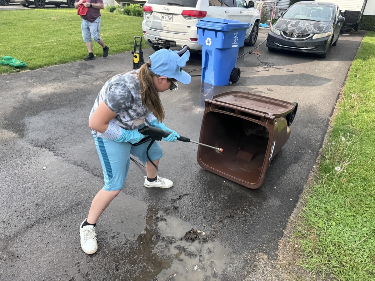 &Agrave; 10 ans, elle fait rouler son projet d&rsquo;entreprise de nettoyage de bacs