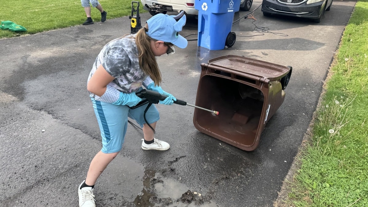 À 10 ans, elle fait rouler son projet d’entreprise de nettoyage de bacs