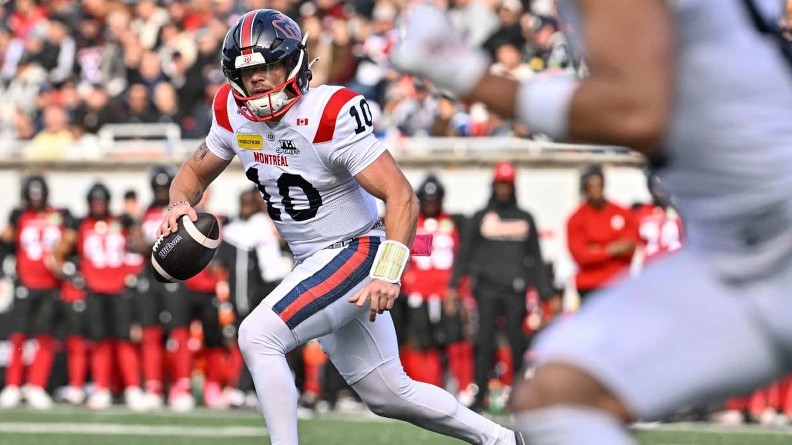 Davis Alexander Davis Alexander établit un nouveau record de la LCF | TVA Sports