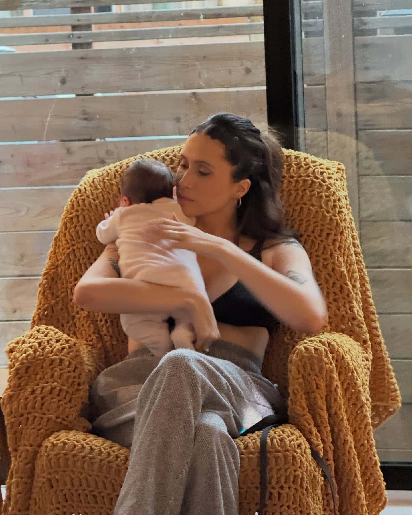 Après un pas de recul, elle célèbre sa fille ainsi