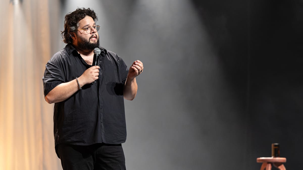 Plongé dans le noir en plein spectacle: Matthieu Pepper joue à «Marco Polo» avec son public