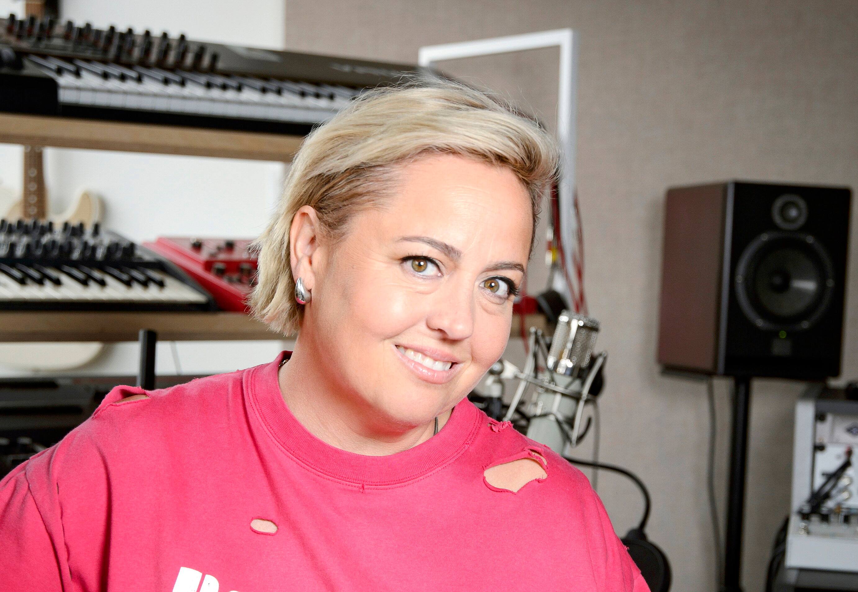 &laquo;Cela m&rsquo;a beaucoup lib&eacute;r&eacute;e&raquo; &ndash; Ariane Moffatt se souvient de son coming out au micro du balado queer &laquo;Pas peu fi&egrave;res&raquo;