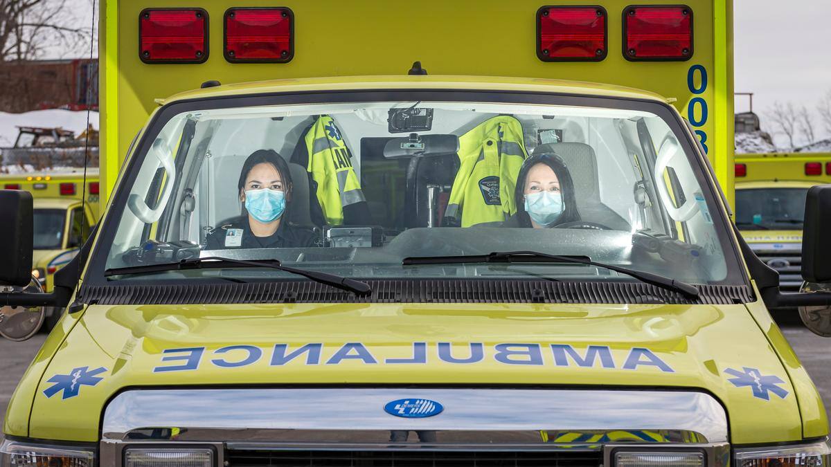 Montréal: les paramédics manifestent devant le Centre Bell