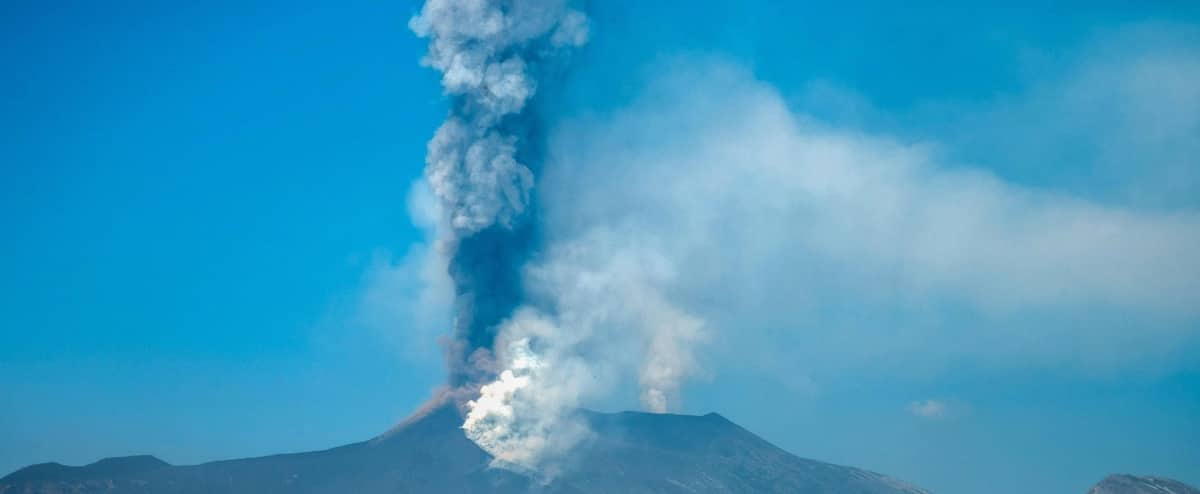 Italia: chiuso l’aeroporto di Catania dopo l’eruzione del vulcano Etna Italia: chiuso l’aeroporto di Catania dopo l’eruzione del vulcano Etna