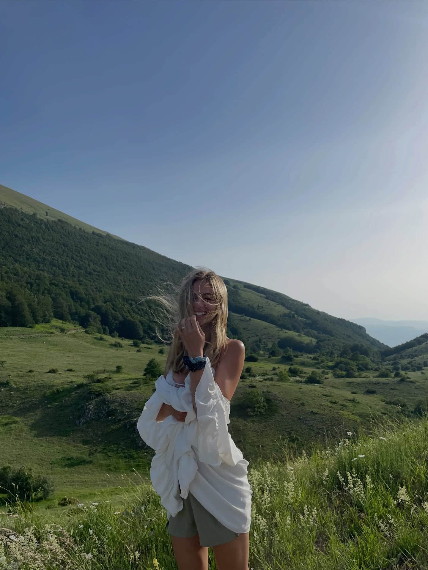 Elle brille en microshort en cuir pour Noël