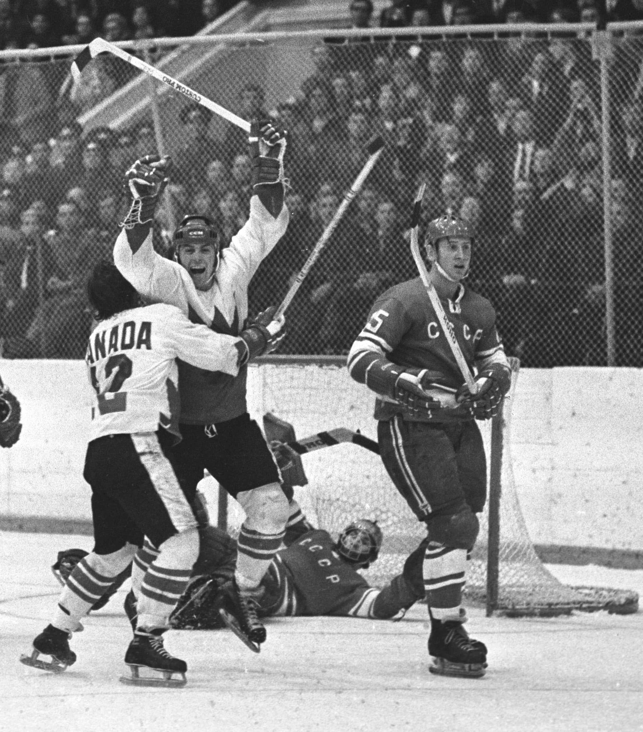 Yvan Cournoyer, le no 12 de l'équipe canadienne, félicite Paul Henderson après son but gagnant lors de la 8e rencontre, qui a été décisive, le 28 septembre 1972.