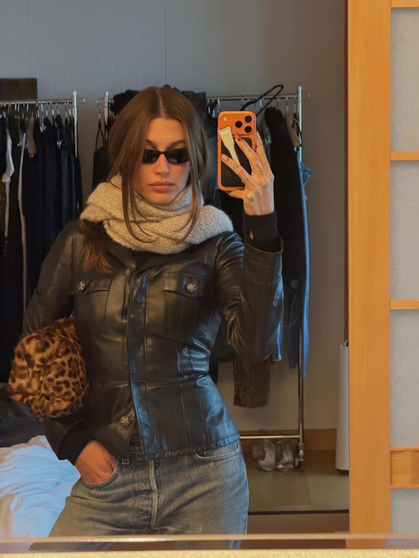 Le léopard prime encore et Hailey Bieber le prouve