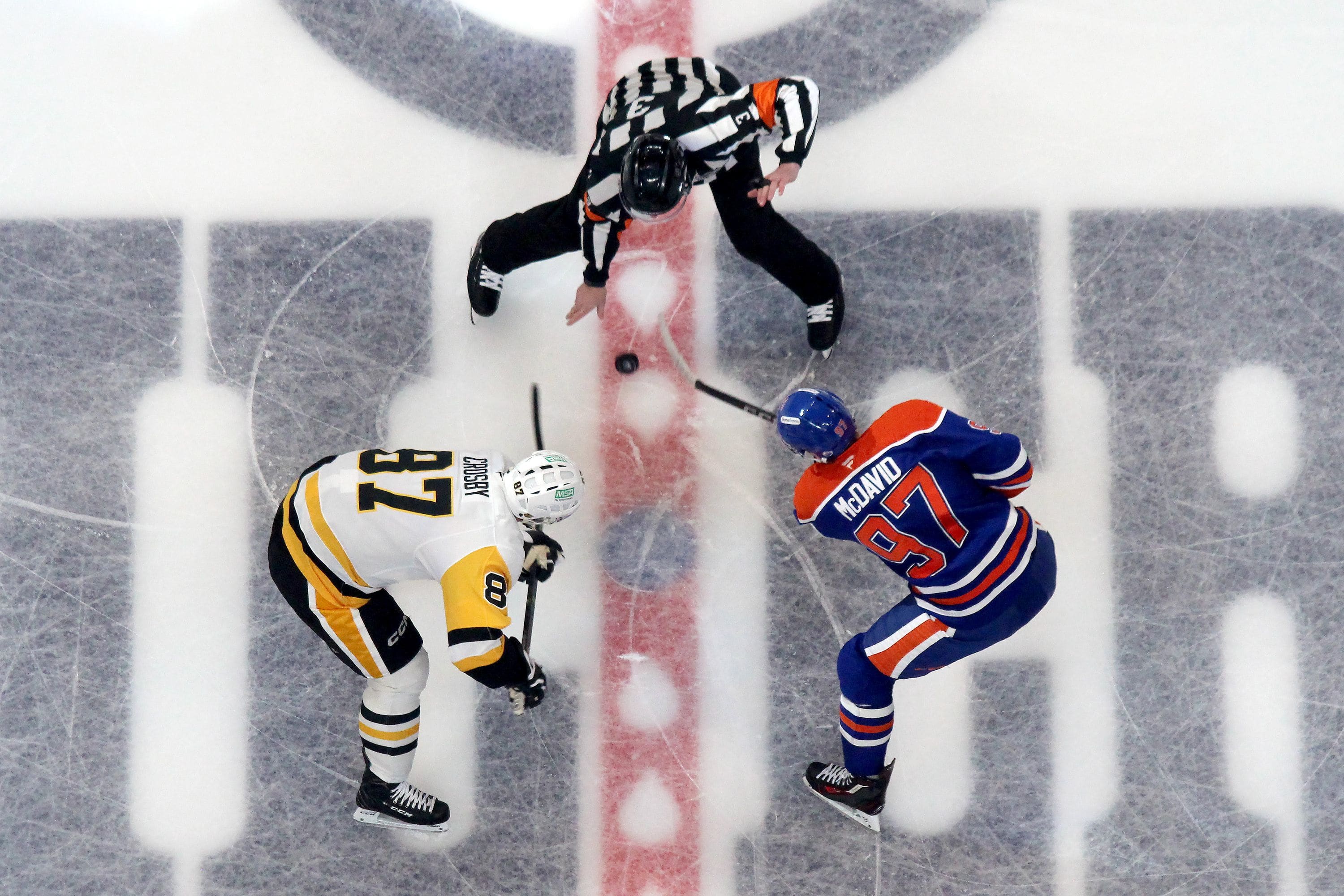 Sidney Crosby, dos Penguins, e Connor McDavid, dos Oilers, participam de uma missão em um jogo, no dia 22 de janeiro de 2026, em Edmonton.
