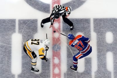Sidney Crosby, dos Penguins, e Connor McDavid, dos Oilers, participam de uma missão em um jogo, no dia 22 de janeiro de 2026, em Edmonton.