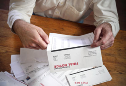 À 27 ans, elle croule sous 23 000$ de dettes malgré deux emplois stables