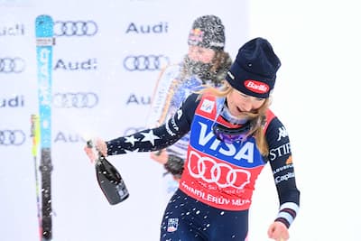 A vencedora dos EUA, Mikaela Shiffrin, comemora com champanhe após o evento de slalom feminino da Copa do Mundo de Esqui Alpino da FIS em Spindleruv Mlyn, República Tcheca, em 25 de janeiro de 2026. (Foto de Michal Cizek / AFP)