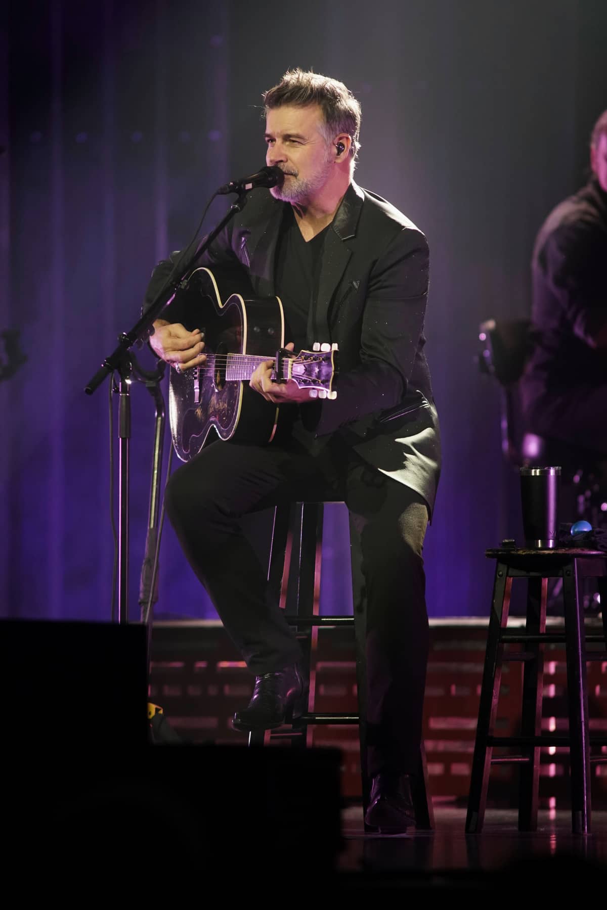 Enfin remis de son opération, il remonte sur scène