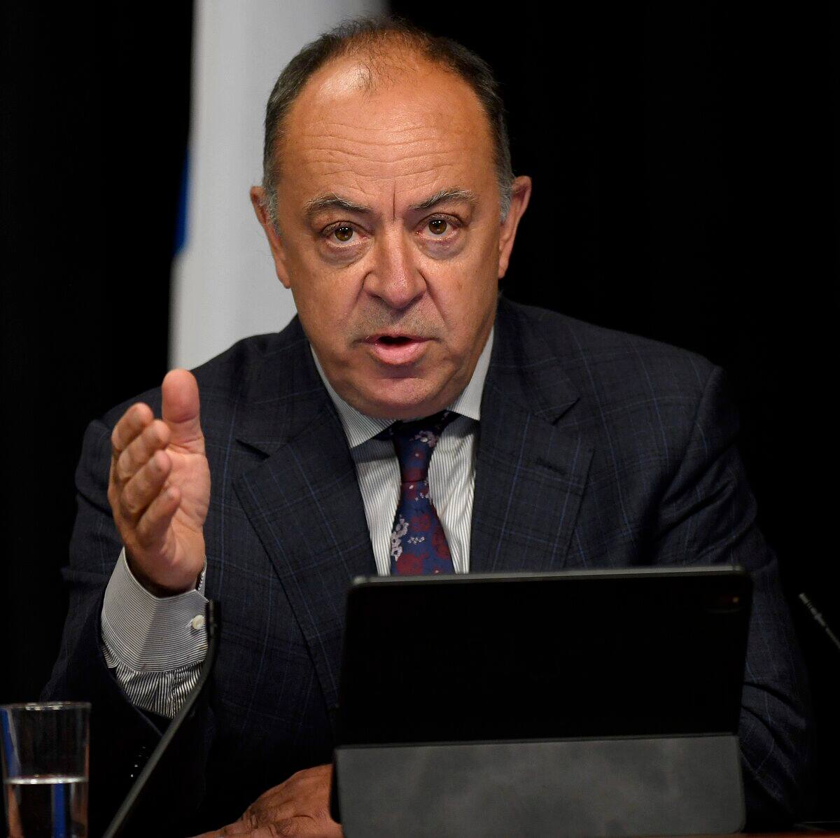 EN DIRECT Passeport vaccinal: le ministre Christian Dubé ...