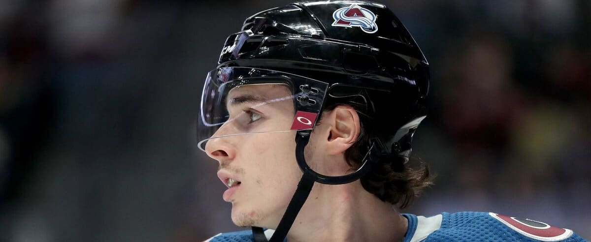 Ryan Graves stays in Colorado 1