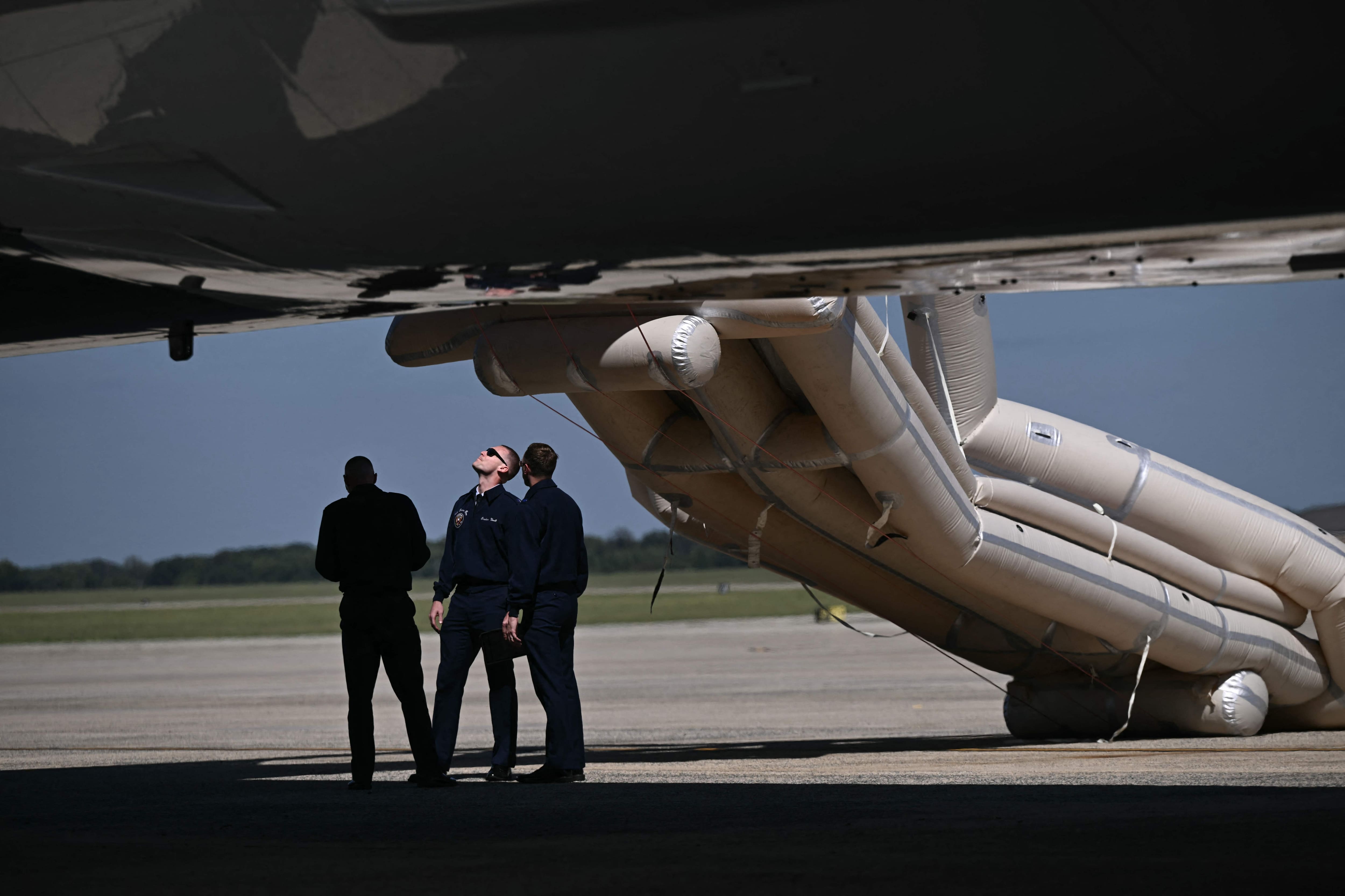 Le Boeing qatari de Trump retardé à cause d’une glissade gonflable défectueuse