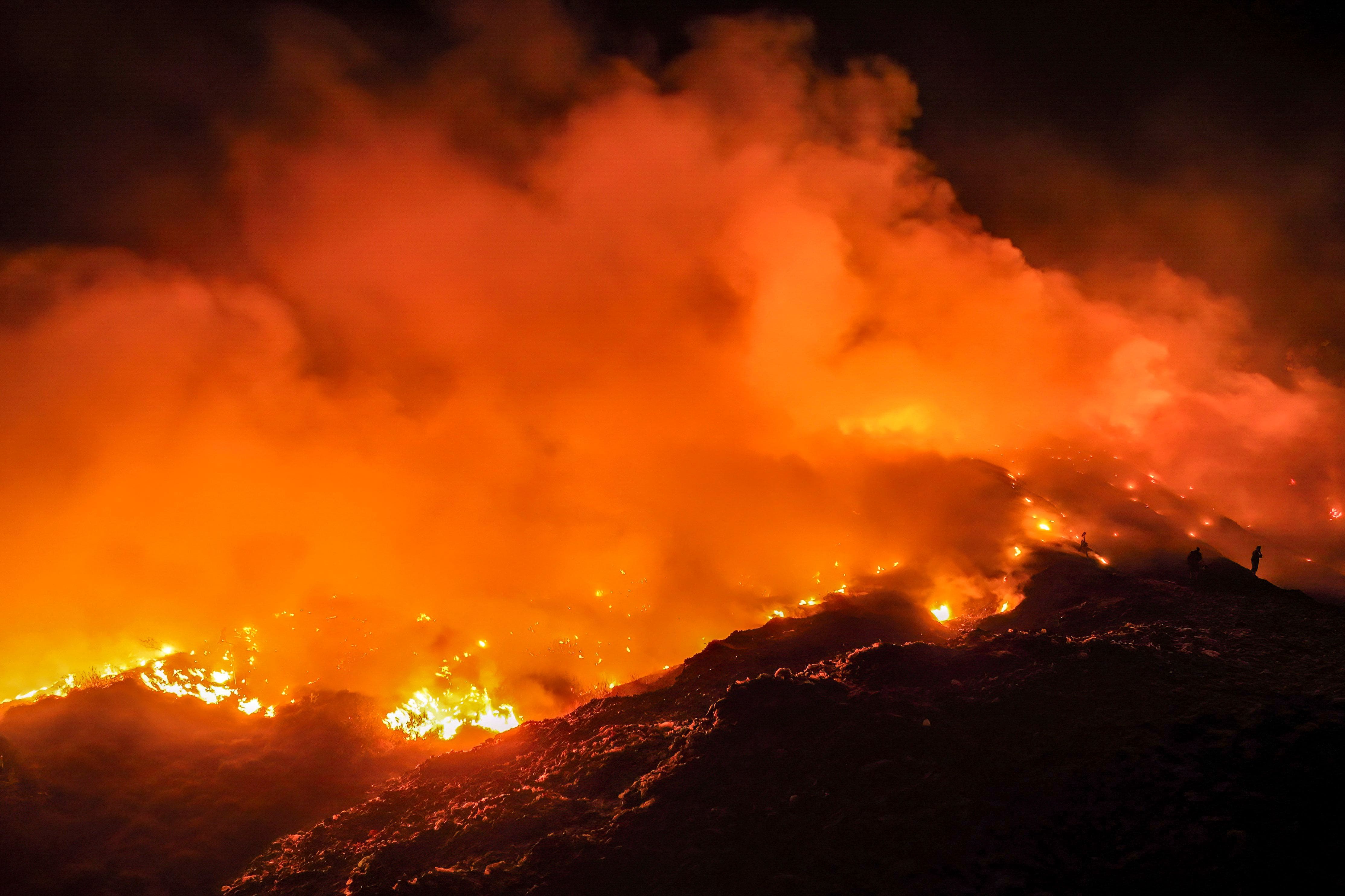 Cette photo prise le 6 août 2026 montre un incendie en train de brûler dans un site d’enfouissement à Rasau Jaya, dans la province du Kalimantan occidental, en Indonésie.