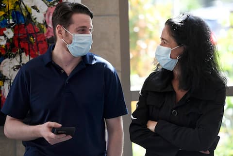 Alexandre Dahl, PDG de l’entreprise de Lévis Akinox, et Caroline Roy, conseillère stratégique à la campagne vaccination contre la COVID-19 au MSSS, s’entretenaient lundi lors du projet pilote pour les réunions d’affaires.
