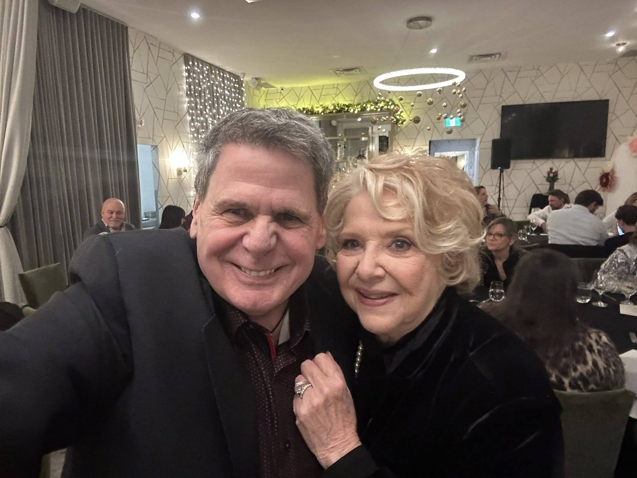 Shirley Théroux fête ses 80 ans entourée de plusieurs vedettes | 7 Jours