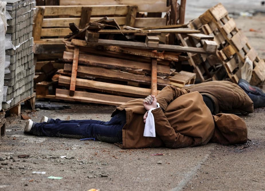 Un homme mort dans la Boutcha, en Ukraine.