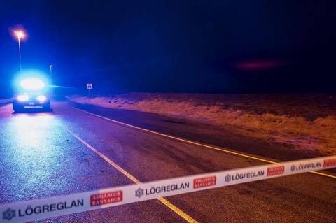 El destello rojo de magma que emerge del volcán Vajrad