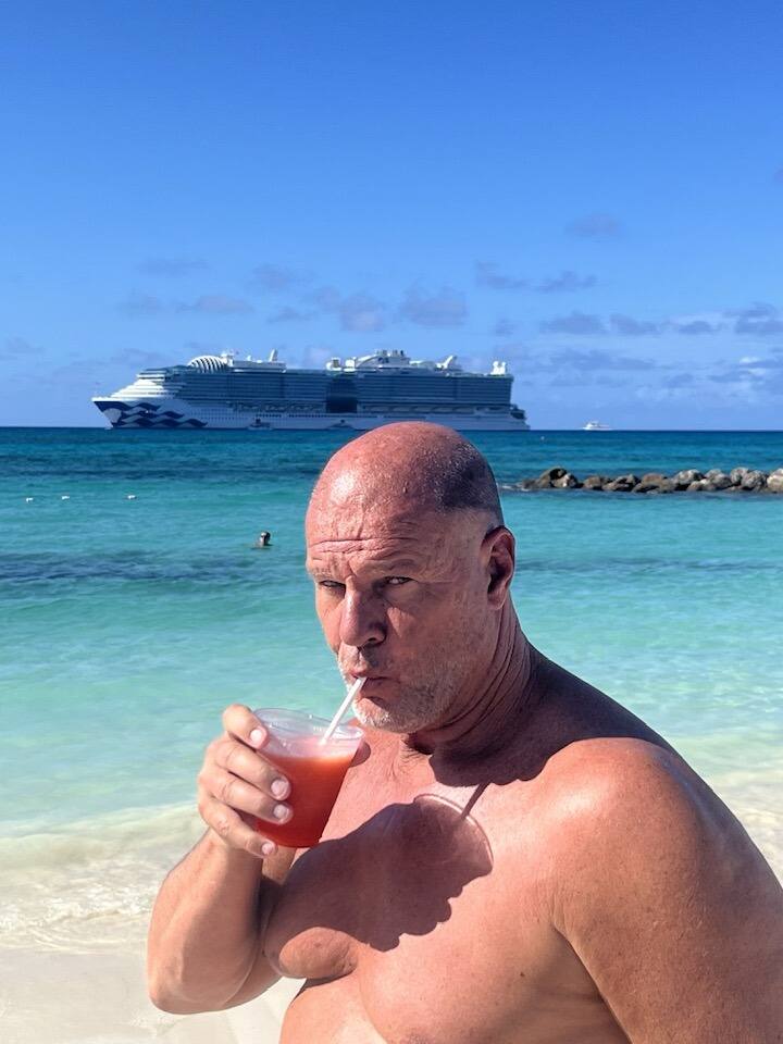 Jacques Rougeau est en croisière pis il a l’air d’avoir pas mal de fun ...