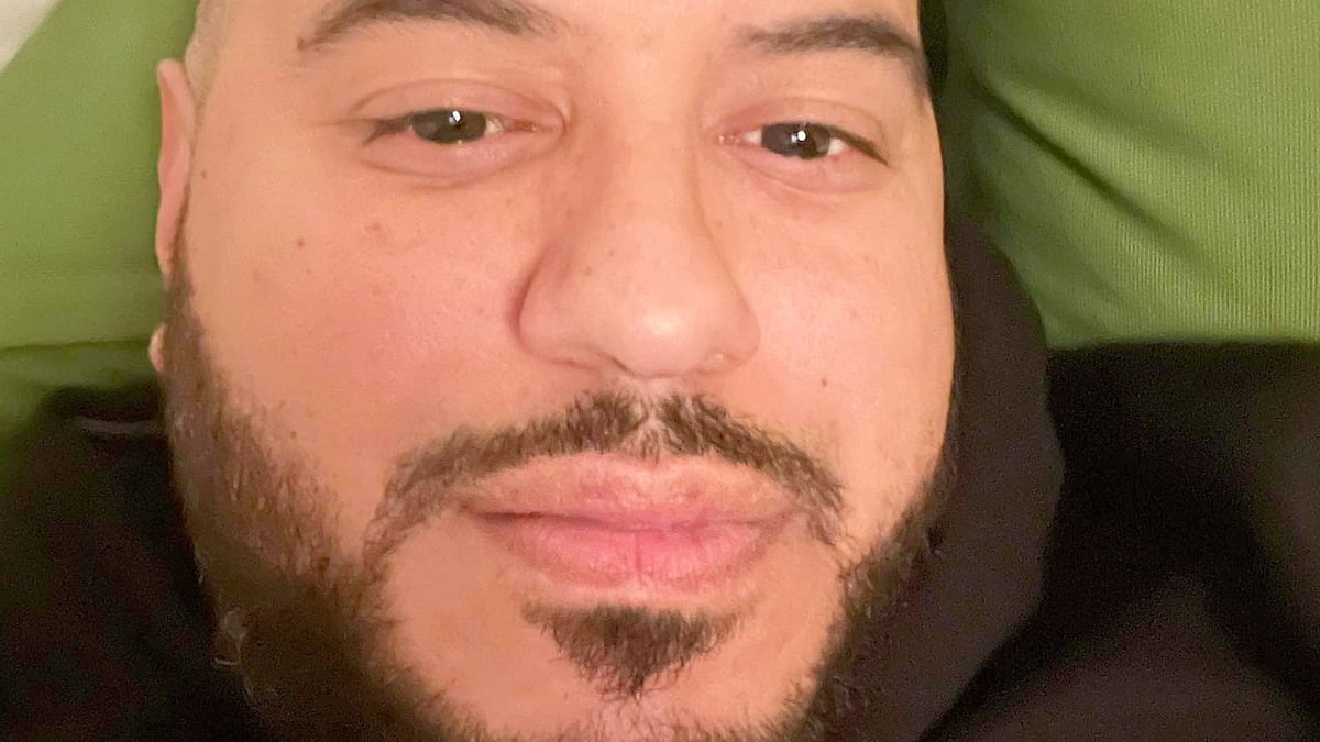 Des femmes dénoncent l'arnaqueur charmant qui leur a soutiré beaucoup d'argent | JDM