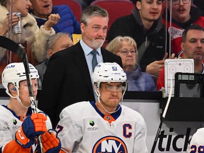 Patrick Roy derriere o banco dos Islanders de Nova York, jeudi, no Center Bell.