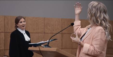 Mélanie Maynard managed to remove her handcuffs as she answered questions from Me Kim Nolin (Julie Trépanier) in a wacky scene of