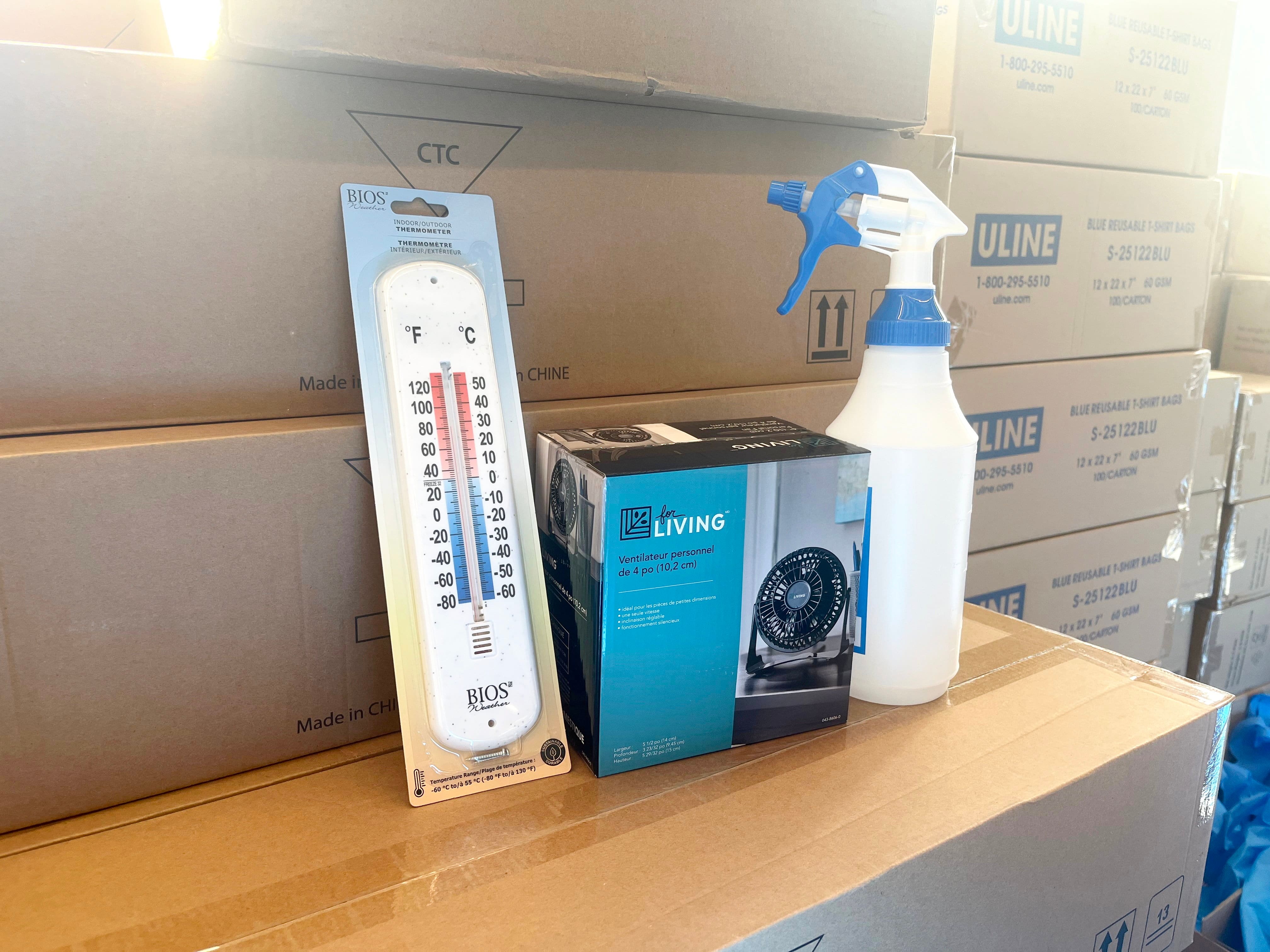 Les kits de rafraîchissement contiennent un thermomètre pour suivre la température de son logement, un ventilateur et un vaporisateur pour combattre la chaleur.