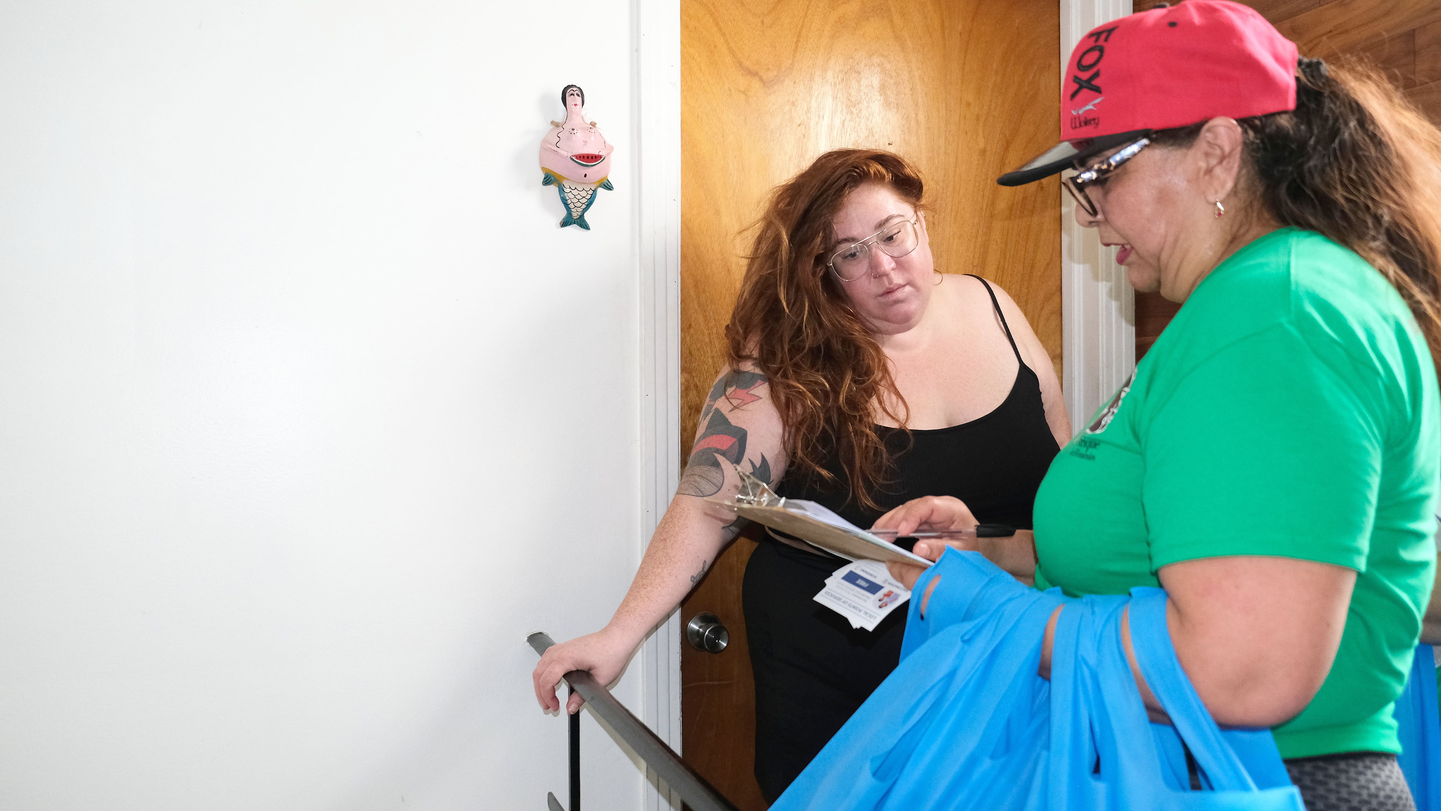 La Direction de santé publique de Montréal a commencé à distribuer des kits de rafraîchissement, lundi. Emmanuelle Hébert, qui vit dans un appartement sans climatiseur à Parc-Extension, en a reçu un de Catalina Palma.